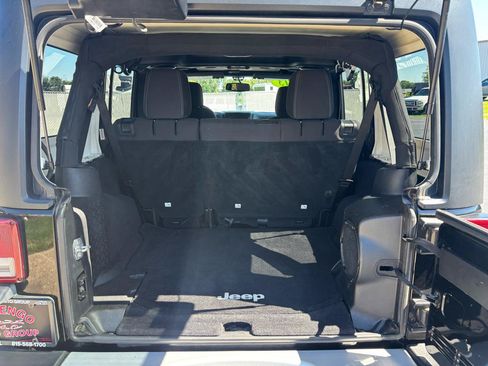 Used 2013 Jeep Wrangler Unlimited Sahara w/ Connectivity Group AWD/4WD image 11
