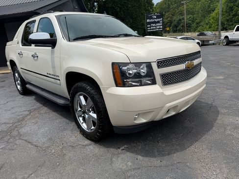 Used 2013 Chevrolet Avalanche LTZ AWD/4WD image 4