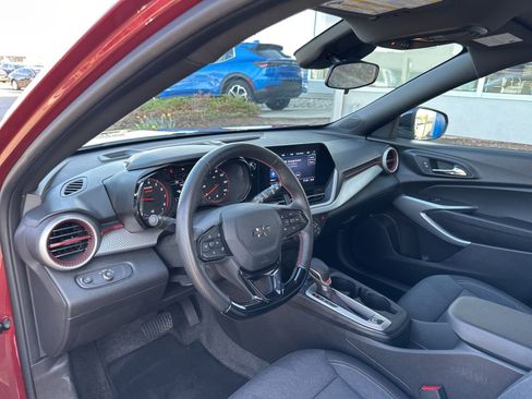 Used 2025 Chevrolet Trax RS w/ Sunroof Package FWD image 17