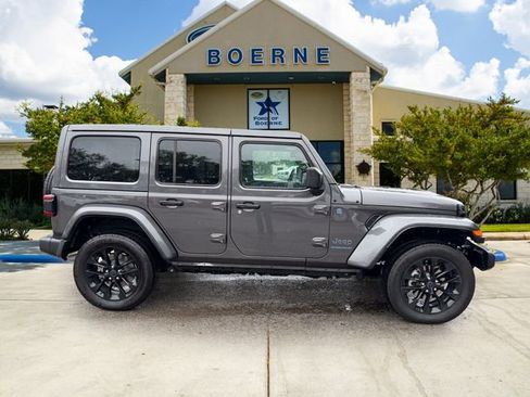 Used 2025 Jeep Wrangler Unlimited Sahara w/ Safety Group AWD/4WD image 6