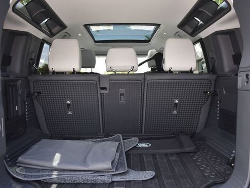 Used 2025 Land Rover Defender 110 X-Dynamic SE image 32