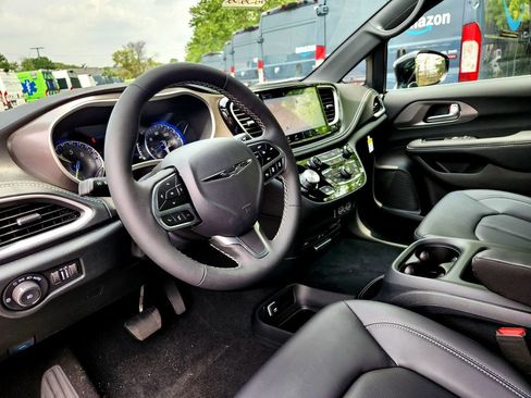 New 2025 Chrysler Pacifica Select w/ Uconnect Theater Family Group image 19