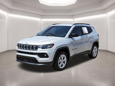 Used 2024 Jeep Compass Latitude AWD/4WD image 3