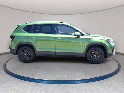 Used 2025 Volkswagen Taos SE FWD image 5