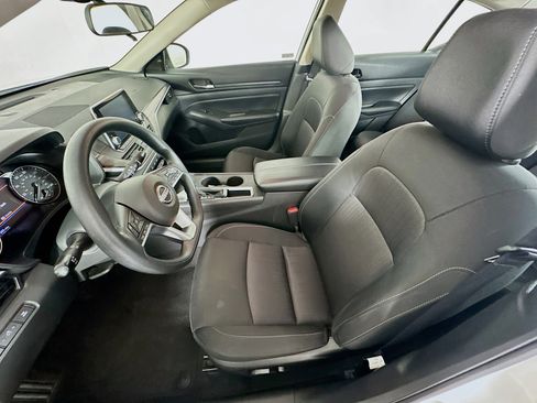 Used 2025 Nissan Altima 2.5 SV image 13