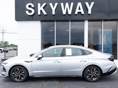 Used 2025 Hyundai Sonata SEL FWD image 2