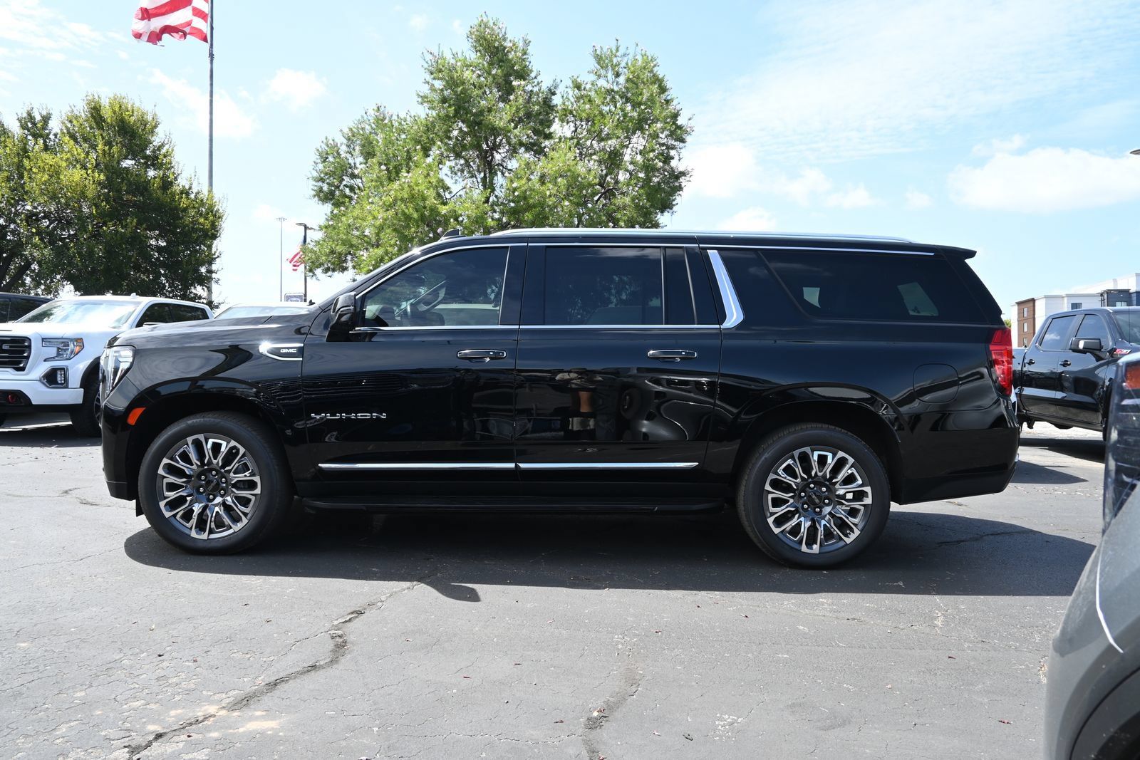 Used 2024 GMC Yukon XL SLT w/ SLT Luxury Package AWD/4WD image 4