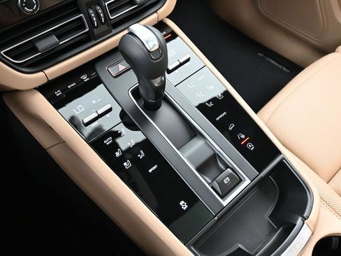 Certified 2026 Porsche Macan AWD/4WD image 22