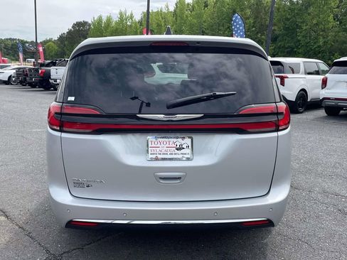 Used 2024 Chrysler Pacifica Touring-L FWD image 3