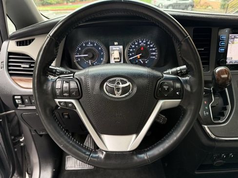 Used 2017 Toyota Sienna Limited image 11