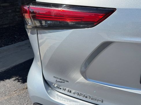 Used 2021 Toyota Highlander XLE AWD/4WD image 9