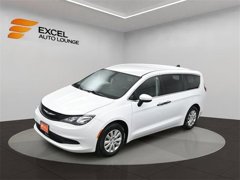 Used 2021 Chrysler Voyager L image 42