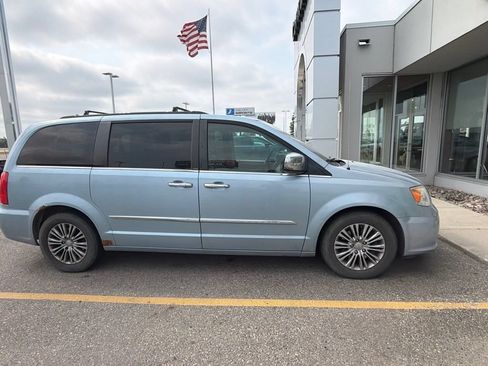 Used 2013 Chrysler Town & Country Touring-L w/ Entertainment Group #2 FWD image 4
