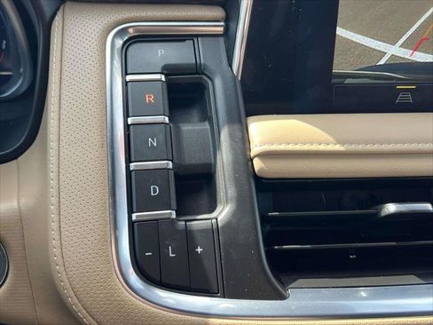 Used 2024 Chevrolet Suburban Premier AWD/4WD image 29