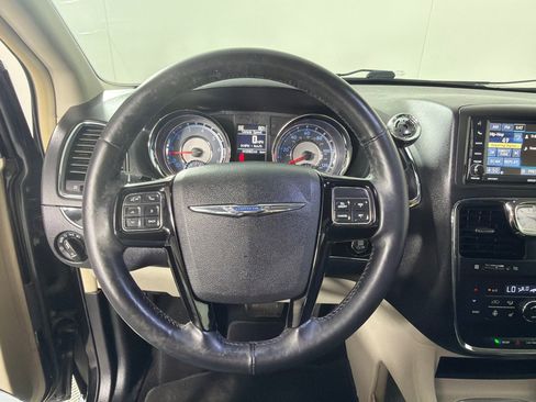 Used 2016 Chrysler Town & Country Limited FWD image 15