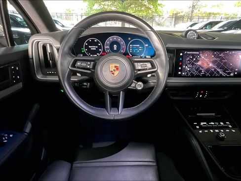 Used 2024 Porsche Cayenne image 5