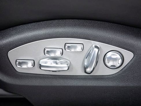 Certified 2025 Porsche Macan S image 17