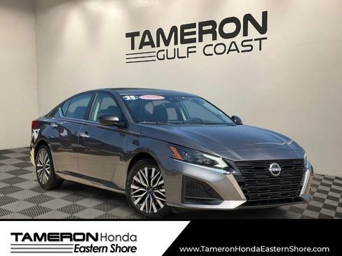 Used 2025 Nissan Altima 2.5 SV FWD image 1