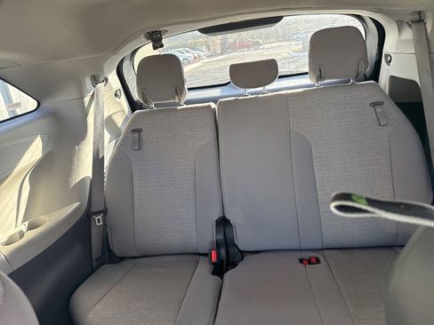 Used 2024 Toyota Sienna LE image 11