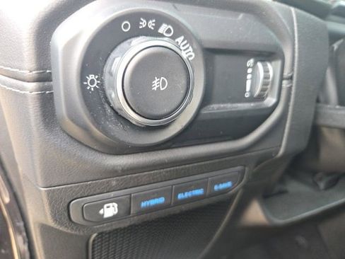 Used 2025 Jeep Wrangler Unlimited Sahara AWD/4WD image 12