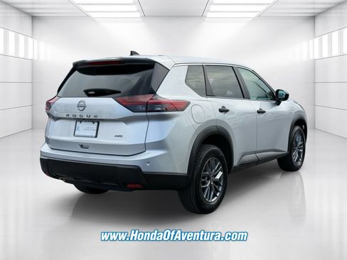 Used 2024 Nissan Rogue S AWD/4WD image 5