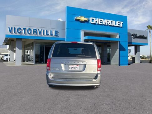 Used 2017 Dodge Grand Caravan SXT image 4