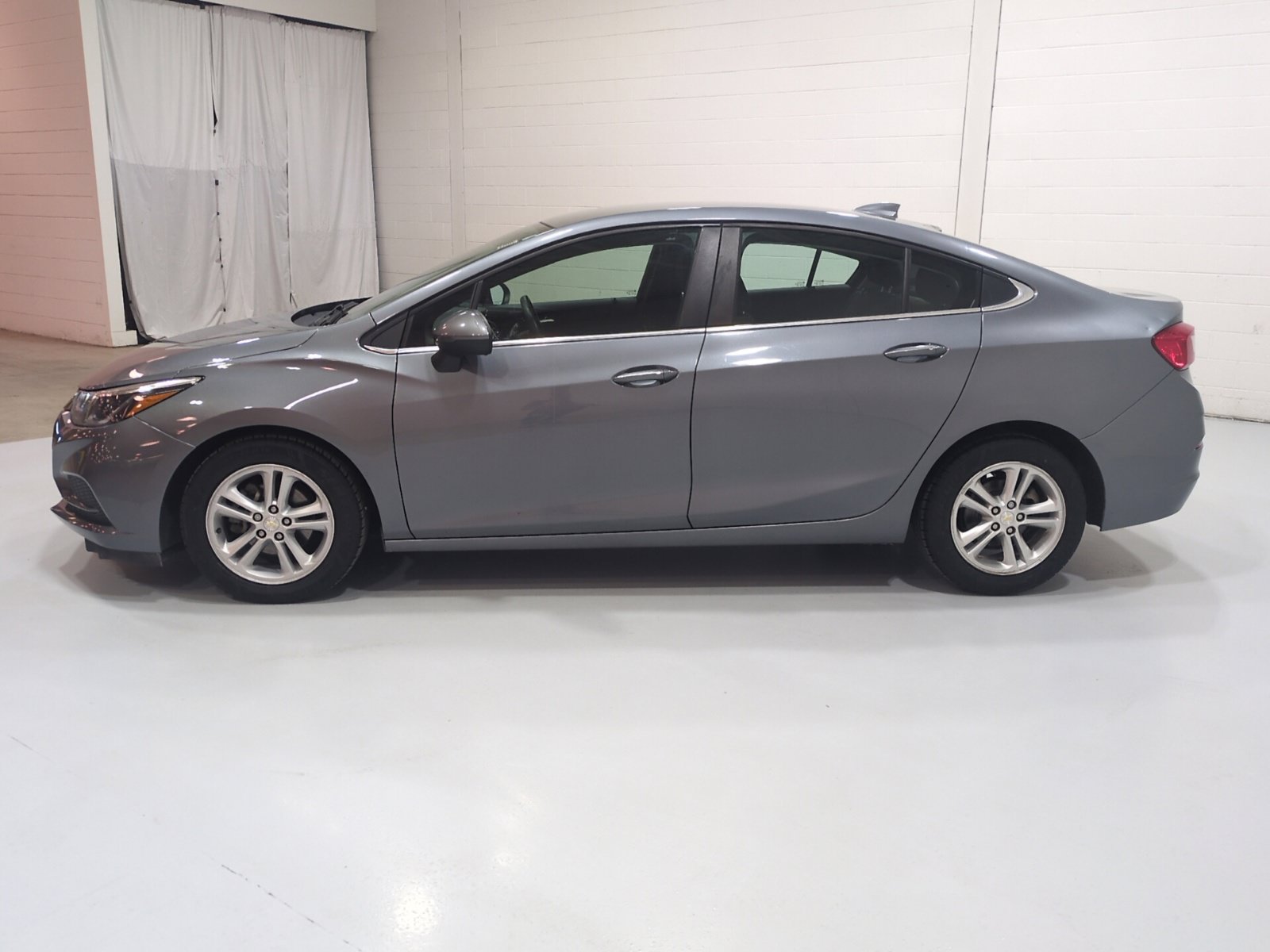 Used 2018 Chevrolet Cruze LT w/ Convenience Package FWD image 6