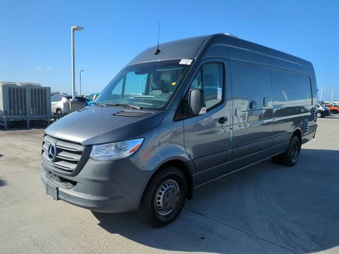 Used 2022 Mercedes-Benz Sprinter 4500 w/ Parking Package image 9