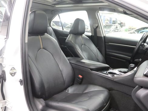 Used 2020 Toyota Camry XLE FWD image 25