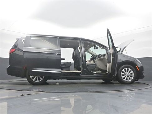 Used 2019 Chrysler Pacifica Touring-L image 61