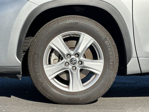 Used 2025 Toyota Highlander LE image 24