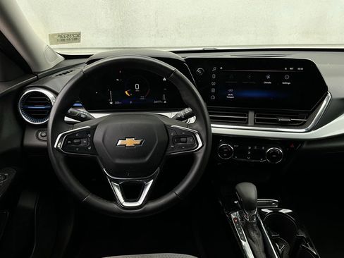 Used 2025 Chevrolet Trax LT w/ LT Convenience Package image 13