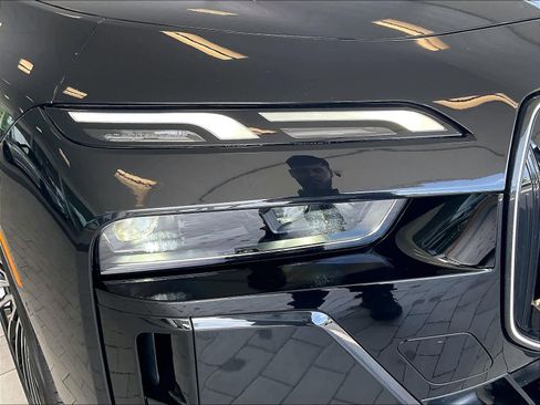 Used 2025 BMW 740i w/ Premium Package RWD image 31