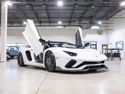 Used 2019 Lamborghini Aventador S image 3