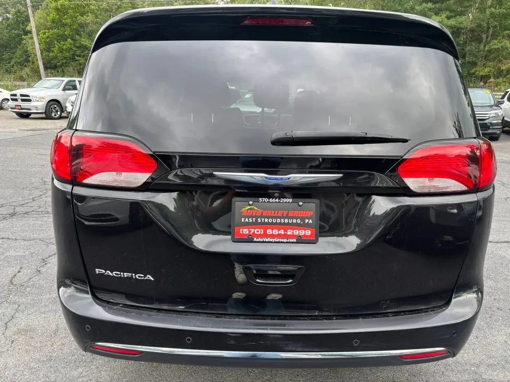 Used 2018 Chrysler Pacifica Touring-L FWD image 7