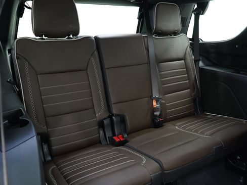 Used 2025 GMC Yukon Denali Ultimate AWD/4WD image 16
