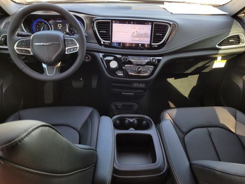 New 2025 Chrysler Pacifica Select image 14