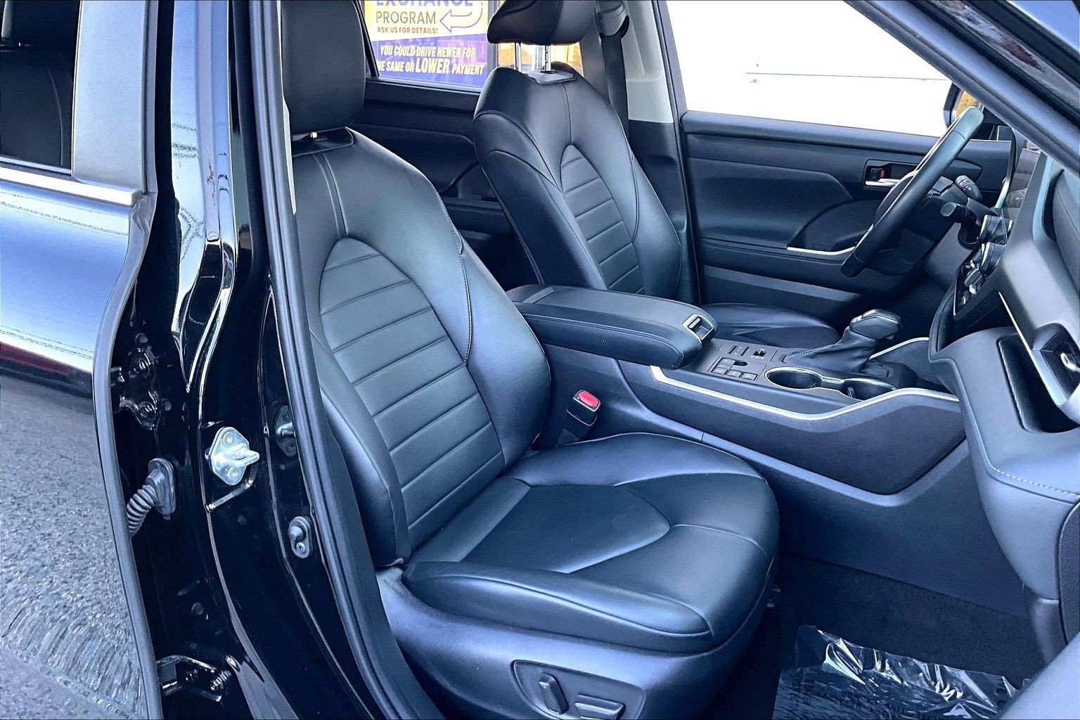 Used 2023 Toyota Highlander XLE AWD/4WD image 7
