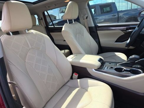 Used 2021 Toyota Highlander Platinum FWD image 11
