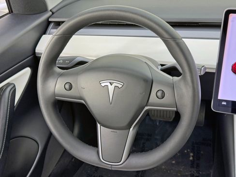 Used 2020 Tesla Model 3 Standard Range Plus image 17