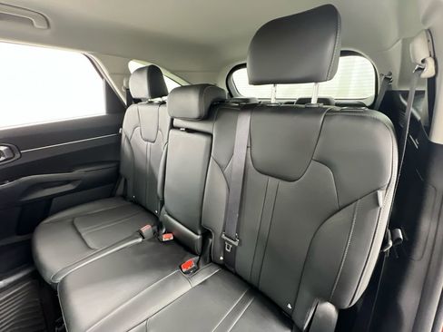 Used 2025 Kia Sorento S image 29