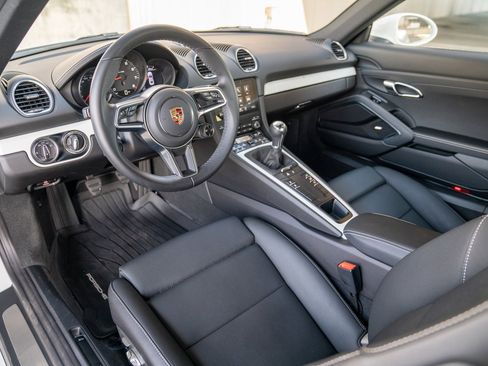 Used 2025 Porsche 718 Cayman image 4