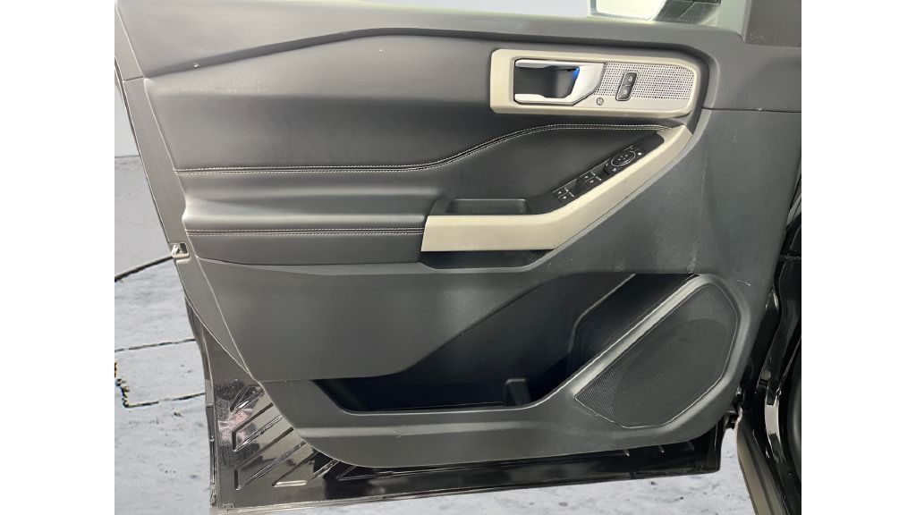 Used 2024 Ford Explorer Limited AWD/4WD image 8