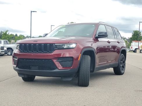 Used 2024 Jeep Grand Cherokee Altitude AWD/4WD image 4