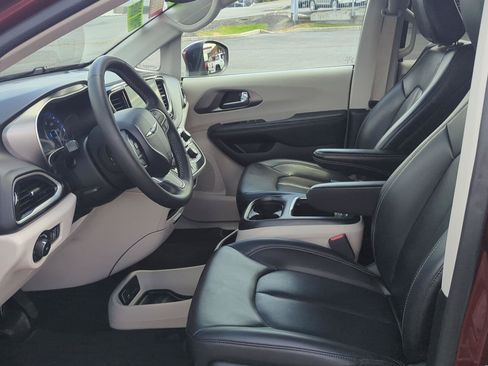 Used 2023 Chrysler Pacifica Touring-L FWD image 11