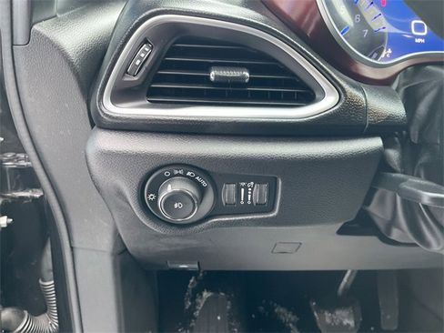 Used 2019 Chrysler Pacifica Touring-L image 19