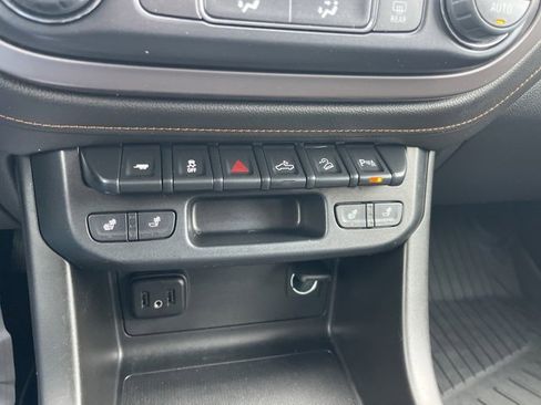 Used 2022 GMC Canyon AT4 image 27