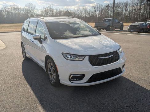 Used 2023 Chrysler Pacifica Limited image 7