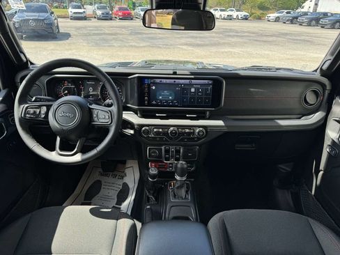 Used 2025 Jeep Wrangler Unlimited Rubicon w/ Convenience Group AWD/4WD image 15