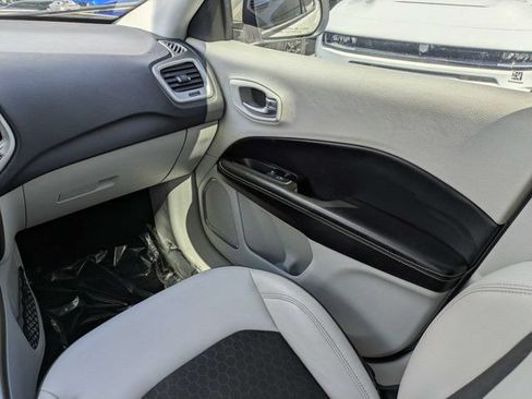 Used 2017 Jeep Compass Latitude w/ Popular Equipment Group FWD image 18